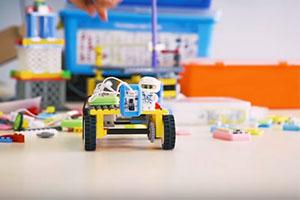 DFRobot - robotics teaching in action in a classroom