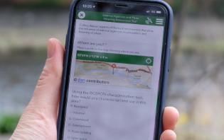 A mobile phone screen showing the mapping software